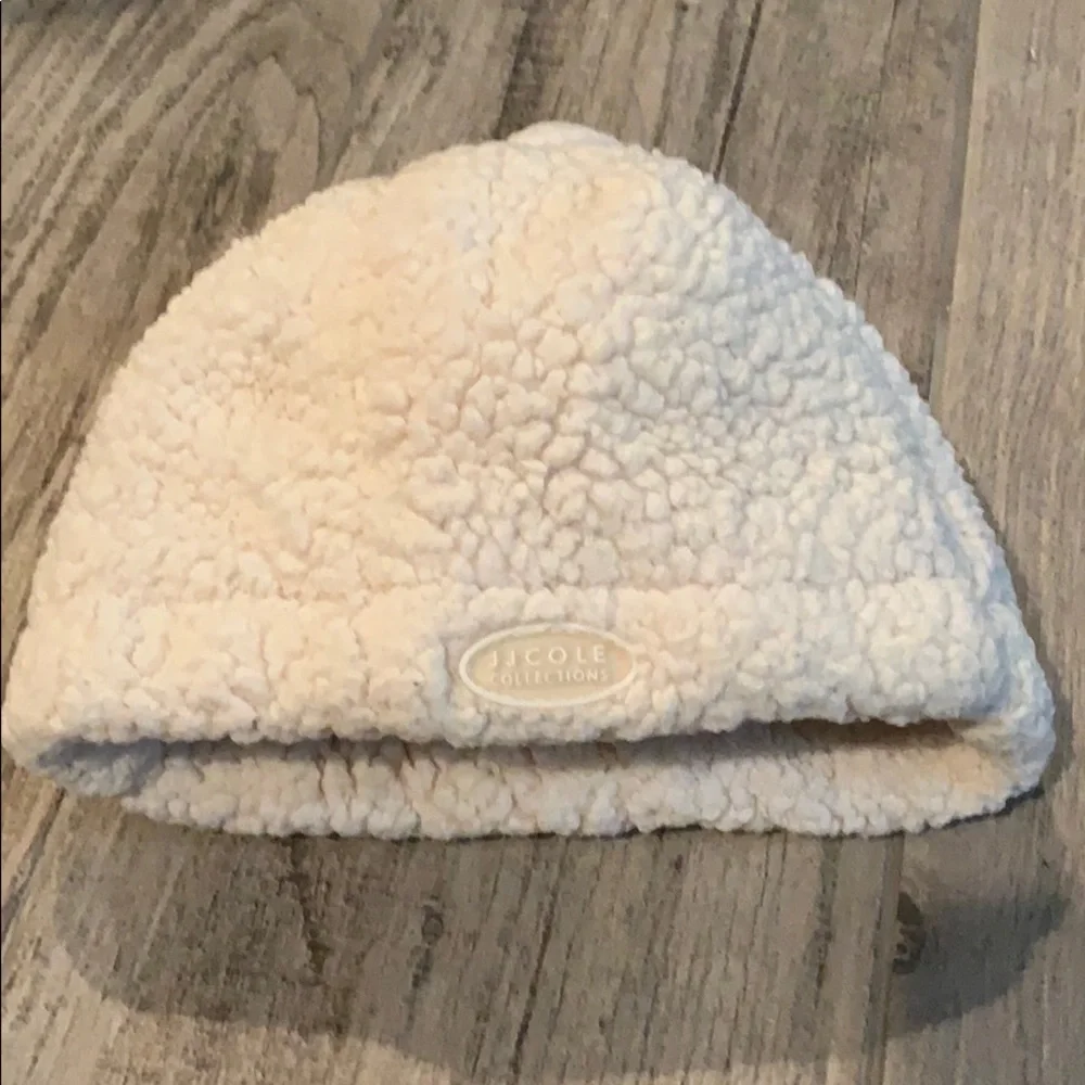 EUC Bundle of 2 cream hats and a pair of booties